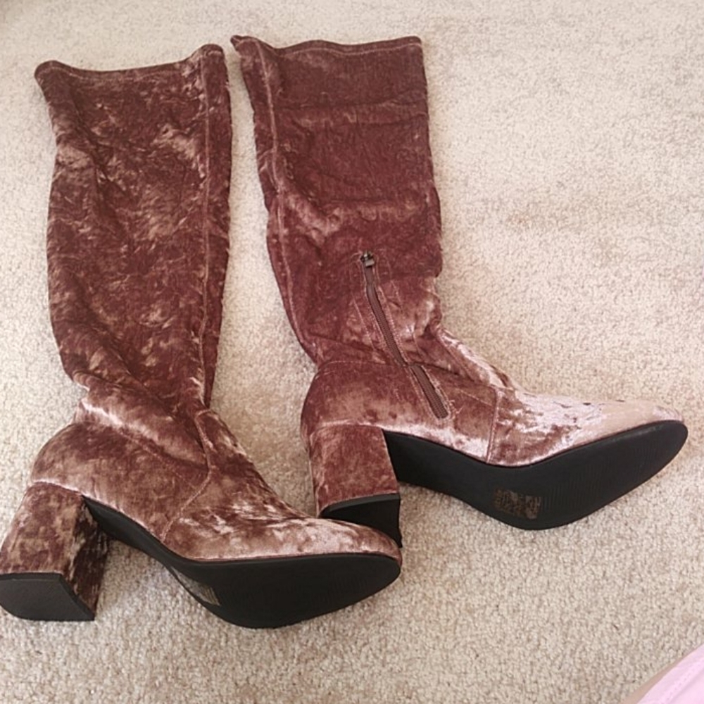 Shoe - Picture 2 of 8